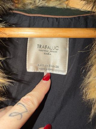 Abrigo verde con cuello de pelo