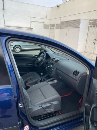 *Volkswagen Golf 1.6 FSI - Muy buen estado*