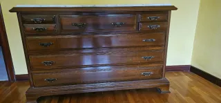Cómoda de madera con tapa de mármol