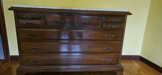 Cómoda de madera con tapa de mármol