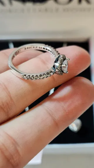 Collar,  pendientes y anillo.  Lleva caja y bolsa