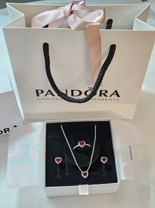 Collar,  pendientes y anillo.  Lleva caja y bolsa