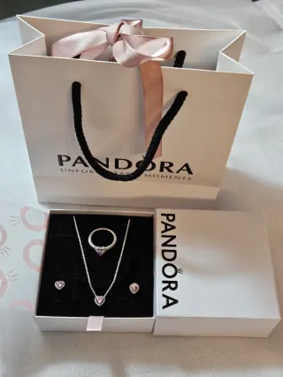 Collar,  pendientes y anillo.  Lleva caja y bolsa