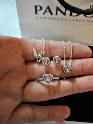 Collar,  pendientes y anillo.  Lleva caja y bolsa