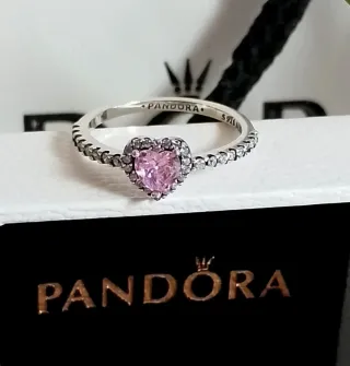 Collar,  pendientes y anillo.  Lleva caja y bolsa