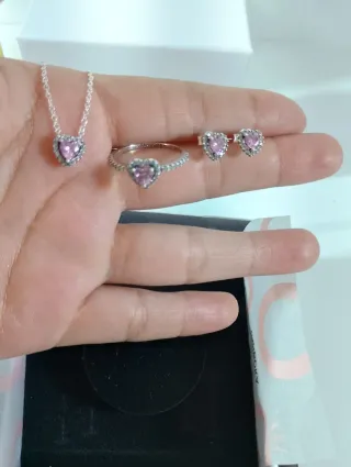 Collar,  pendientes y anillo.  Lleva caja y bolsa