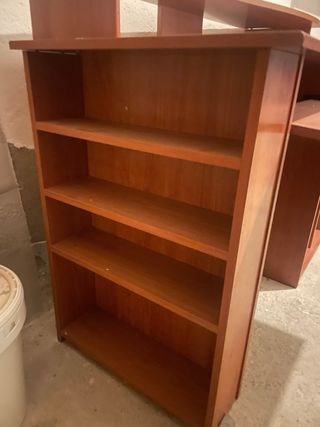 Escritorio de madera marrón