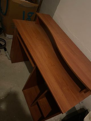 Escritorio de madera marrón