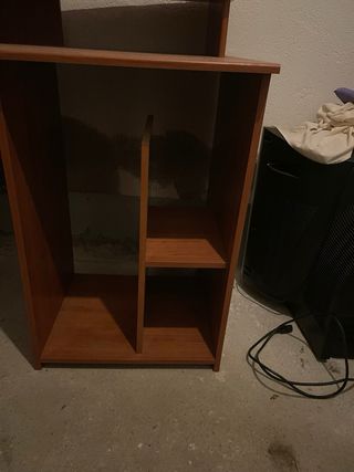 Escritorio de madera marrón