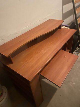 Escritorio de madera marrón