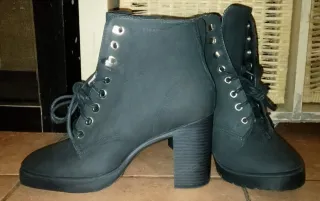 Stivaletti stringati con tacco