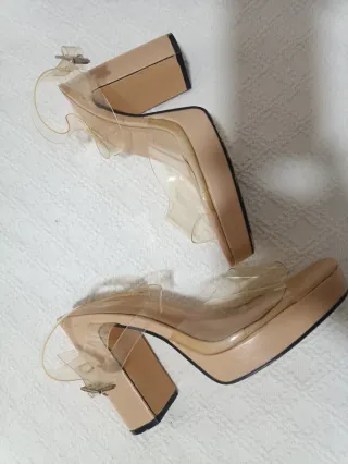 Zapatos de tacón beige con plataforma