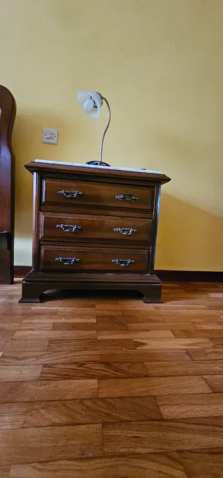 Mesita de noche de madera con mármol