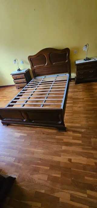 Mesita de noche de madera con mármol