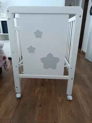 Cuna de bebé blanca con estrellas