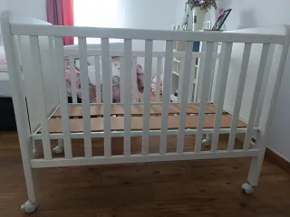 Cuna de bebé blanca con estrellas