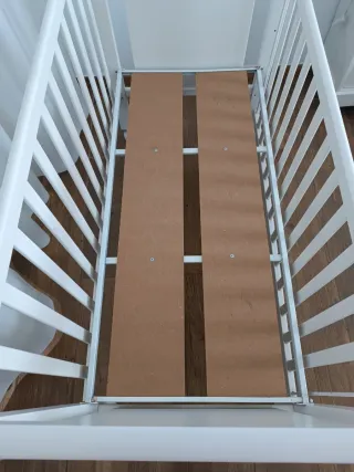 Cuna de bebé blanca con estrellas