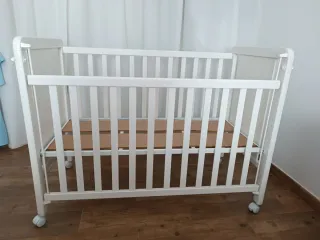 Cuna de bebé blanca con estrellas