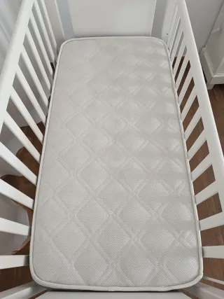 Cuna de bebé blanca con estrellas