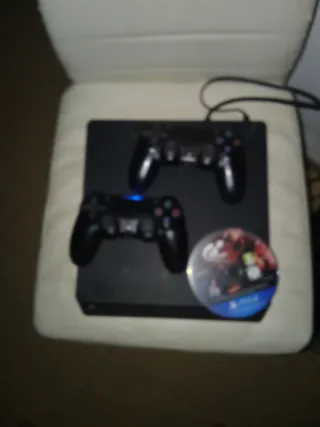 PS4 (PlayStation 4) Negra + 2 Controles + Juego