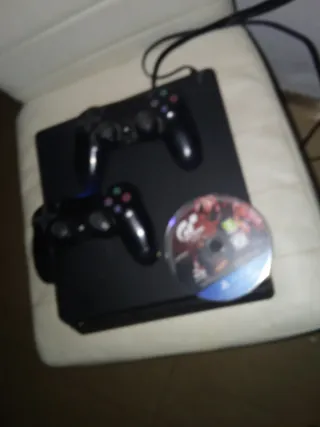 PS4 (PlayStation 4) Negra + 2 Controles + Juego