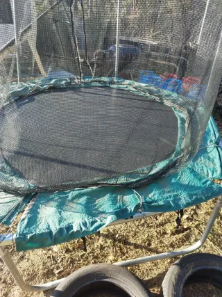 Cama elástica Decathlon con red.