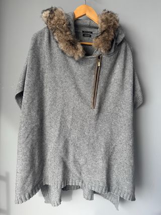 Poncho Massimo Dutti con capucha y pelo