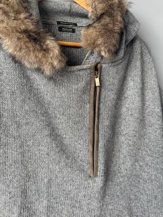 Poncho Massimo Dutti con capucha y pelo