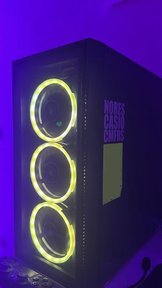 PC Gaming con luces LED Valorado en: 1221€