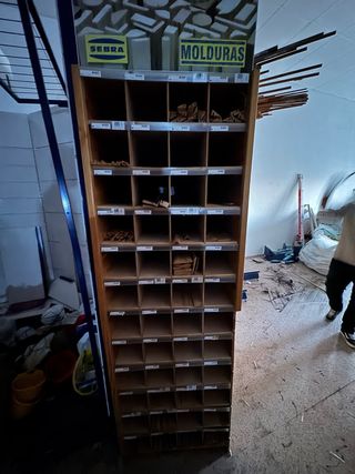 Expositor de molduras de madera