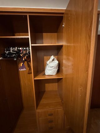 Armario de madera nuevo
