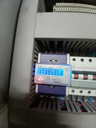 Electricidad, electricista, enchufe , chispa.