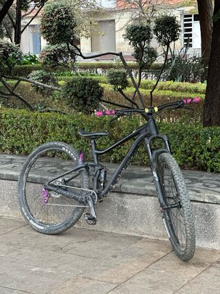 Bici Enduro Liv (Giant) Negra