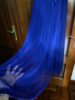 Vestido largo azul con detalles dorados