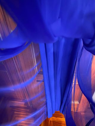 Vestido largo azul con detalles dorados