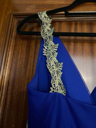 Vestido largo azul con detalles dorados