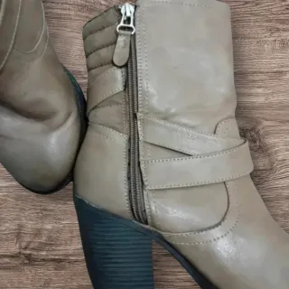 Botas de tacón con hebilla