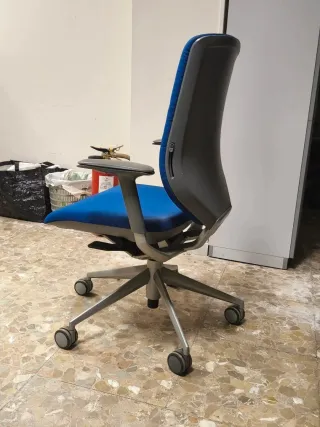 Silla de oficina ergonómica azul Marca Actiu