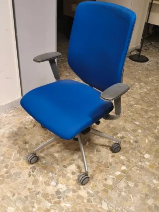 Silla de oficina ergonómica azul Marca Actiu