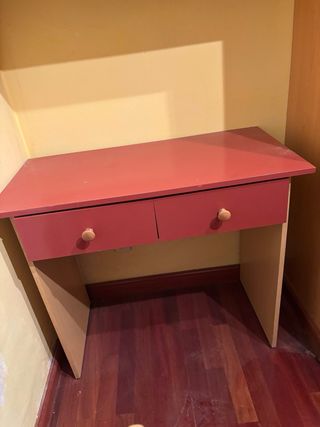 Escritorio madera rojo y marrón