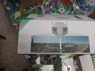 Cámara de vigilancia blanca