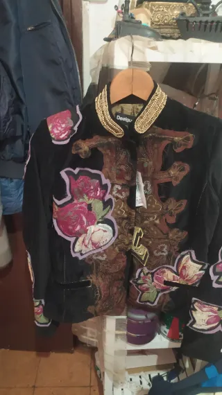 Chaqueta Desigual Negra con Flores y Bordados