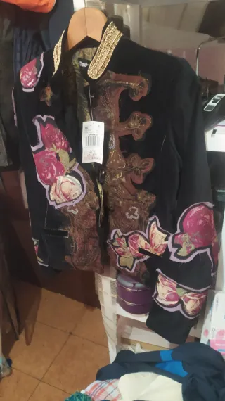 Chaqueta Desigual Negra con Flores y Bordados