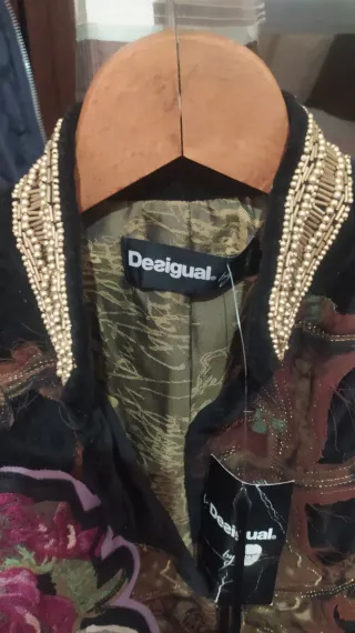 Chaqueta Desigual Negra con Flores y Bordados