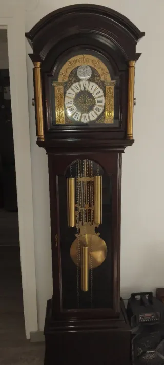 Reloj de pie antiguo