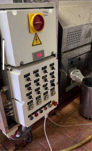 Equipo compacto para extracción de aceite en frío,