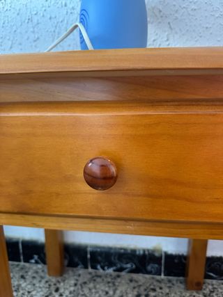 Mesita de noche de madera