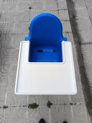 Trona de bebé azul y blanca