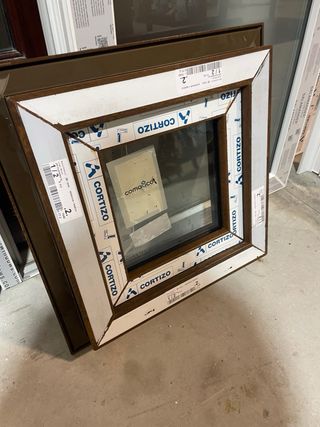 Ventana PVC Nogal 500 x 500