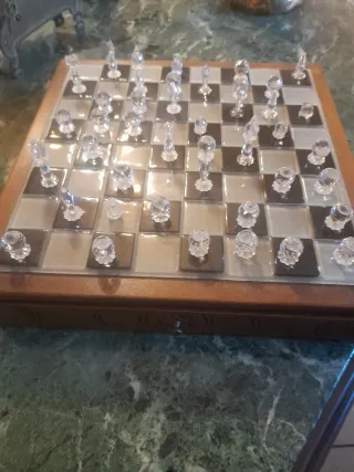 Scacchiera in cristallo con pedine